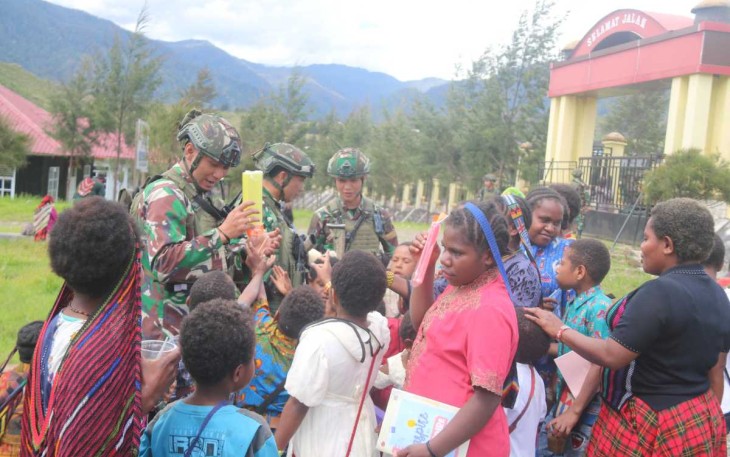 Satgas Yonif 323/BP berikan bantuan alat tulis 