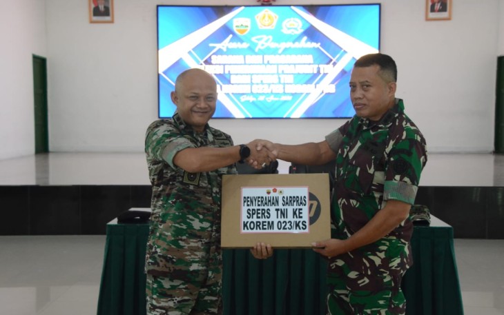 Kasrem 023/KS Letkol Arh Utama Rusdyaman saat menerima sarpas secara simbolis, Jum'at (28/6)