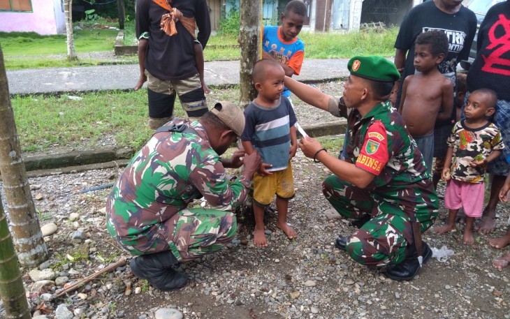 Babinsa Koramil Mapurujaya Berikan PMT Untuk Anak Kampung Mwuare