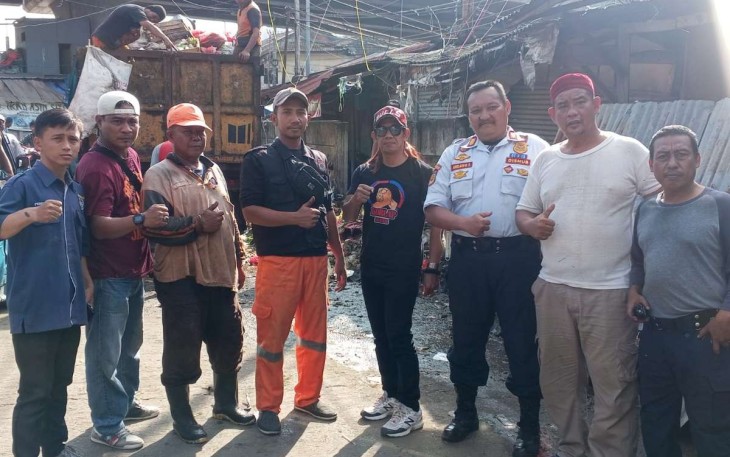 Ketua Korlap Stater bang Bharock (topi hitam) dengan jajaran DKP Kota Depok dalam pelaksanaan kegiatan Jum'at Bersih, (28/6)