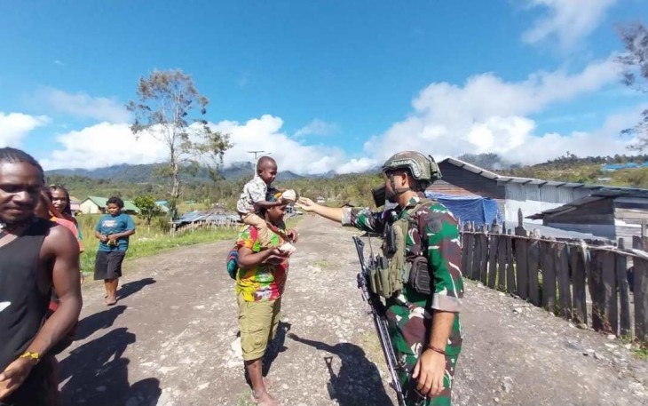 Bagikan makanan dalam program Minggu kasih prajurit satgas Yonif 323 Buaya Putih 
