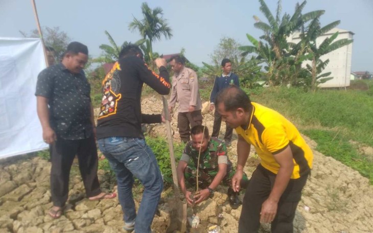 Penanaman bibit pohon di wilayah desa binaan 