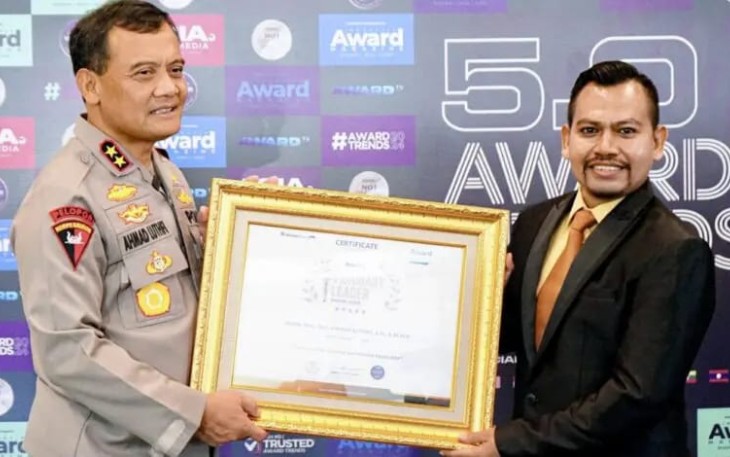 Kapolda Jateng Irjen Pol Ahmad Luthfi saat menerima penghargaan 