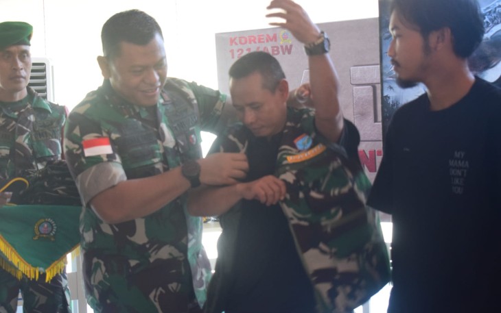 Danrem 121/Abw Brigjen TNI Luqman Arief menyematkan rompi Radar Embrio Anti Narkoba 
