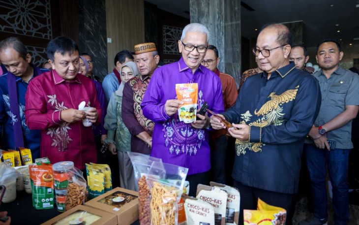 SeskemenkopUKM Arif Rahman Hakim saat meninjau produk UMKM di Gorontalo 