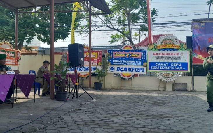 Pemenang lomba drill senam borgol tongkat Polri dan bela diri  berfose bersama Forkopimcam Cepu