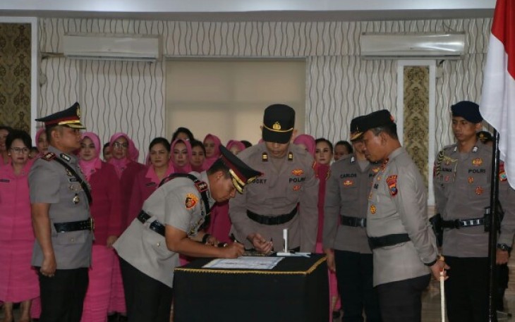 Kapolda Sulut saat menandatangani surat serahterima jabatan Dirsamapta dan lima Kapolres