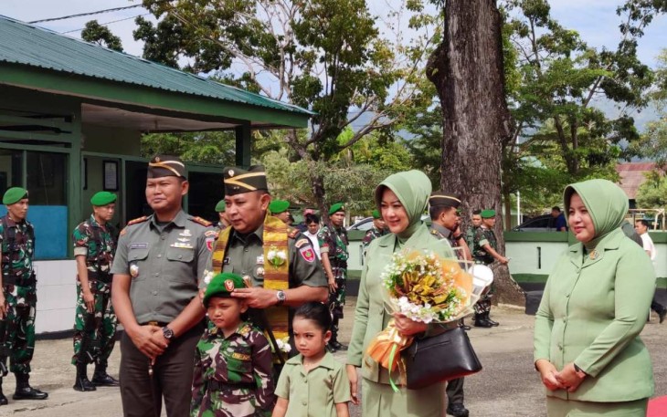 Dandim 1403/Palopo Letkol Arm Kabit Bintoro saat menyambut kedatangan Pangdam XIV Hsn Mayjen TNI Bobby Rinal Makmun, Kamis (11/7)