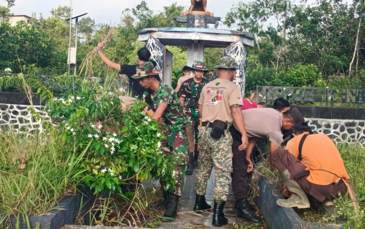 Karya bakti bersihkan lingkungan di tugu perbatasan 
