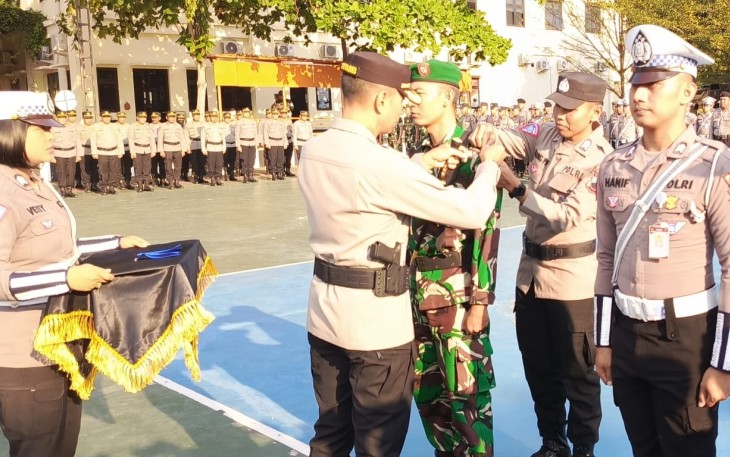 Kapolres Karanganyar AKBP Jerrold Hendra Yosef Kumontoy menyematkan pita kepada personel Operasi Patuh Candi 2024 saat apel gelar pasukan, di Lapangan Mapolres Karanganyar, Senin (15/7/2024)