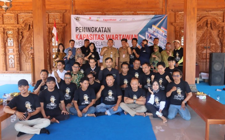 Peserta Pra UKW foto bersama dengan Bupati Blora Arief Rohman dan didampingi oleh para tamu undangan
