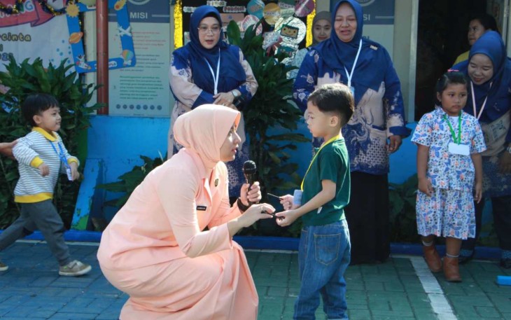 Ketua Yasarini Cabang Lanud Husein Sastranegara Ny Alfian bersama peserta didik