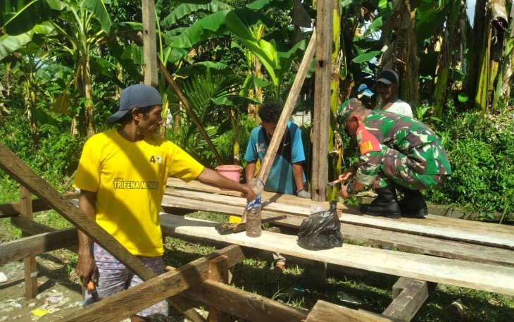 Babinsa Koramil Mapurajaya Kerja Bakti Bangun Rumah Warga 