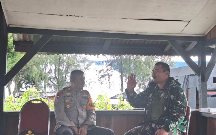 Dansatgas Yonif 509 Kostrad Letkol Inf Dian D Setyadi bersama Kapolres Intan Jaya di Pos Kotis Mamba