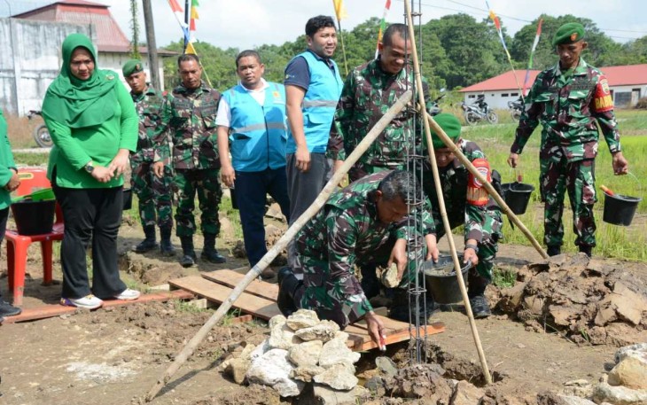 Danrem 023/KS Kolonel Inf Lukman Hakim saat peletakan batu pertama pembangunan sumur bor di desa Tetehosi Afia