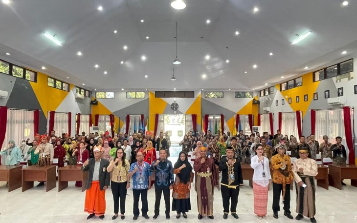 Kenakan pakaian adat nusantara 