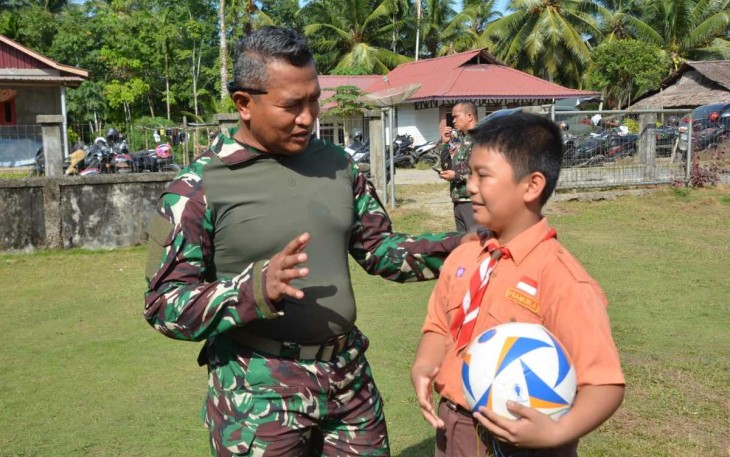 Danrem 023/KS Kolonel Inf Lukman Hakim saat memberikan support anak-anak di Pulau Nias