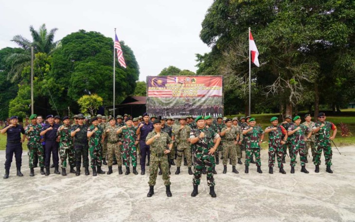 Foto bersama Satgas Yonzipur 5/ABW bersama Tentara Diraja Malaysia 