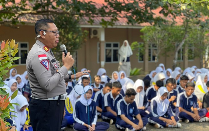 Kasat Lantas Polres Bintan Sosialisasikan Tertib Berlalu Lintas Kepada Pelajar 