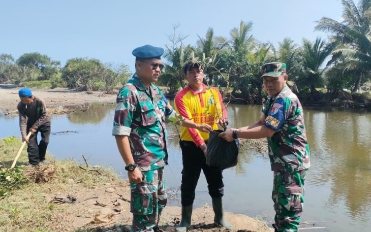 Tanam mangrove di sepanjang sungai desa Cijambe