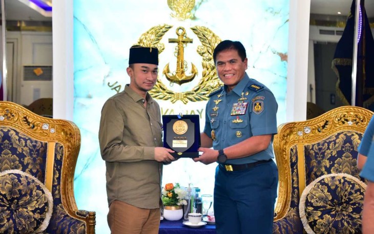 Kasal Laksamana TNI Muhammad Ali saat menerima cenderamata 