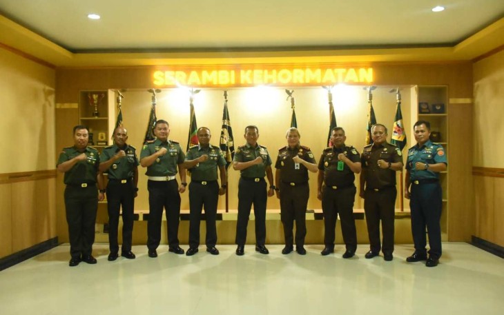 Foto bersama Pangdam Kasuari Mayjen TNI Haryanto bersama Kajati Papua Barat