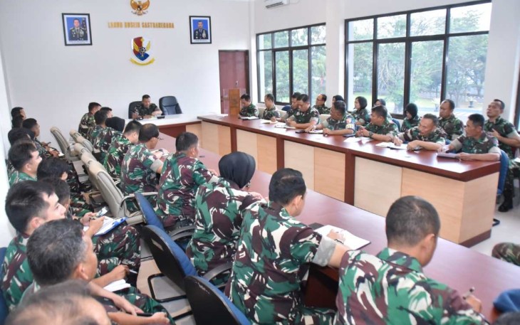 Danlanud Husein Sastranegara Kolonel Pnb Alfian saat pimpin rapat perwira staf