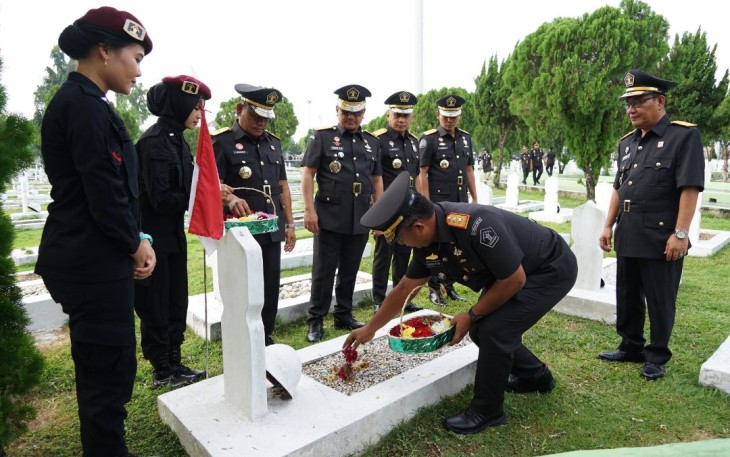 Kakanwil Kemenkumham Sumut Agung Krisna Pimpin Upacara Tabur Bunga dan Ziarah di Taman Makam Pahlawan Nasional Bukit Barisan Medan.