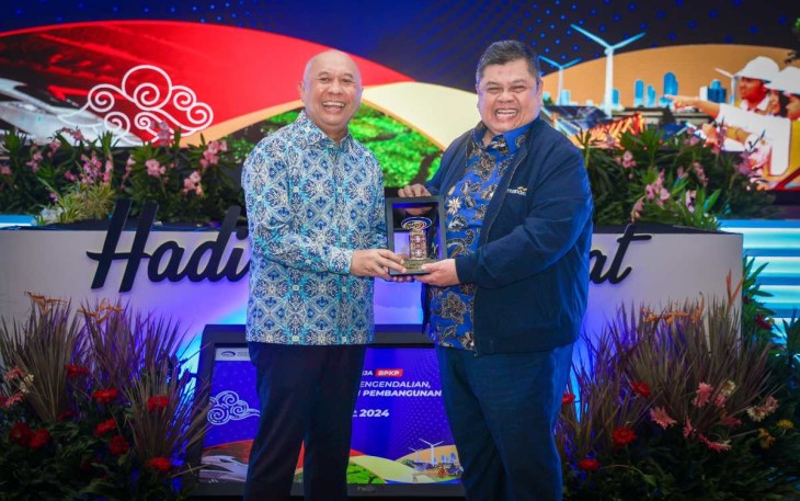 MenkopUKM Teten Masduki saat memberikan cenderamata 