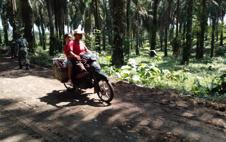 Warga melintasi jalan yang dibangun Satgas di lokasi TMMD Kodim 0204/DS