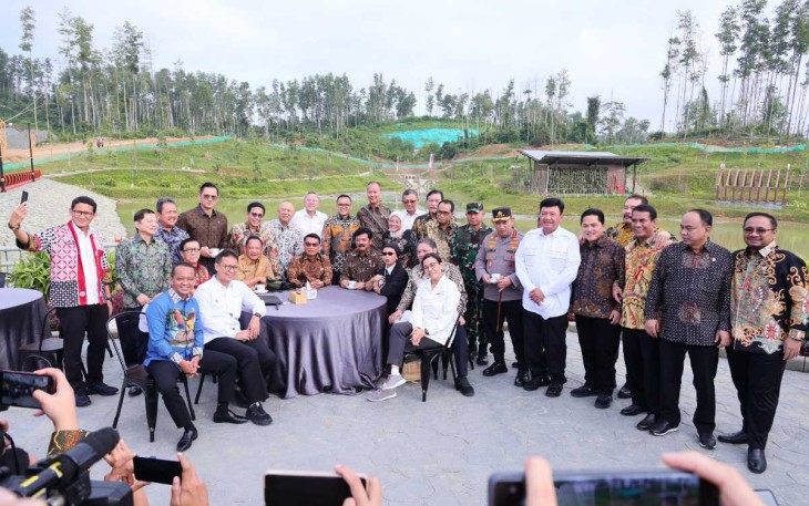 Menteri ATR/BPN Agus Harimurti Yudhoyono foto bersama di IKN, Senin 12 Agustus 2024