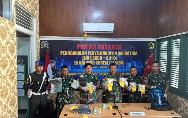 Danrem 121/Abw Brigjen TNI Luqman Arief saat konferensi pers Satgas Yonzipur 5/ABW gagalkan penyeludupan 8,4 Kg Narkoba di perbatasan, Senin (12/8)
