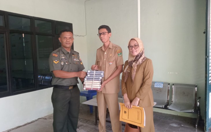 Satgas TMMD ke 121 Kodim 0311/Pessel saat menerima bantuan Al-Qur'an, Senin (12/8)
