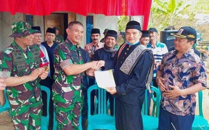 Mayjen TNI Agus Saepul menerima penyerahan hibah tanah