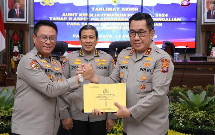 Kapolda Kalteng Irjen Pol Djoko Poerwanto saat menerima hasil audit itwasum Polri, Rabu (14/8)
