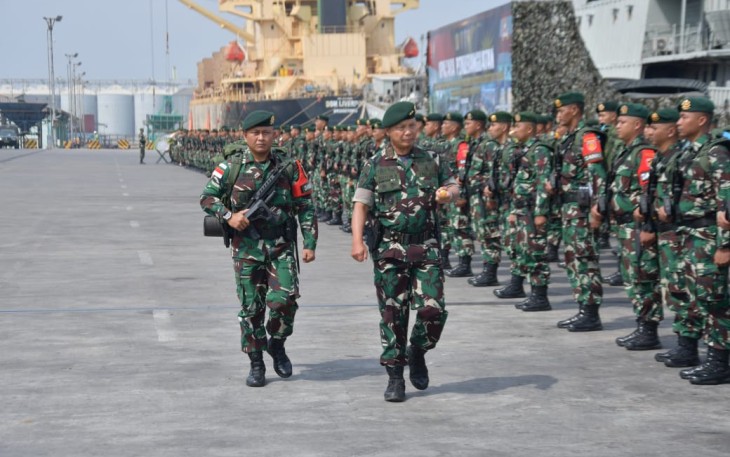 Pangdivif 2 Kostrad Mayjen TNI Anton Yuliantoro didampingi saat pengecekan pasukan Satgas Yonarmed 11 Kostrad di Dermaga Tanjung Mas, Semarang. Jum'at (16/8)