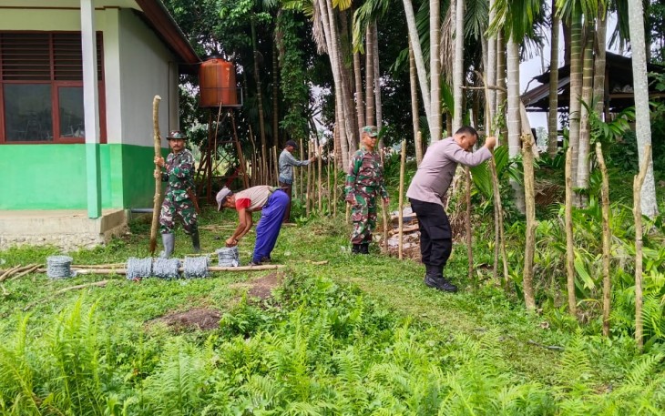 Pemagaran dan pembersihan lingkungan sekolah di lokasi TMMD Kodim Pessel 