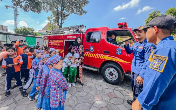 Pengenalan damkar siswa PAUD di Surabaya 