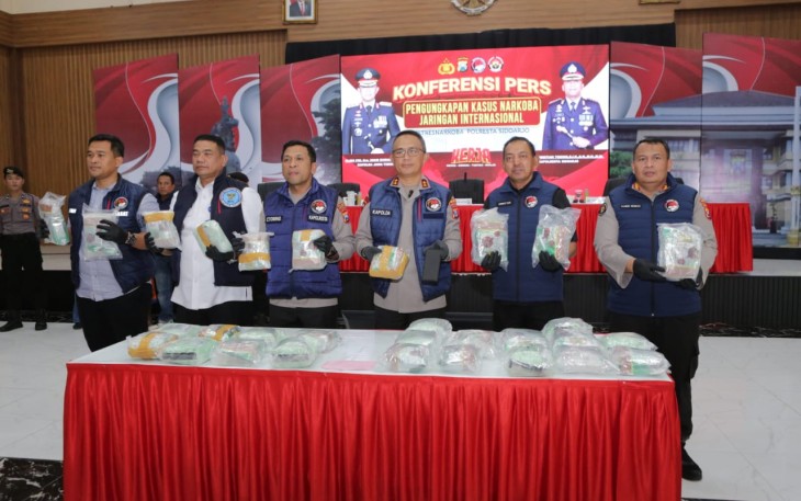 Kapolda Jatim Irjen Pol Imam Sugianto saat konferensi pers penangkapan pengedar narkoba jaringan internasional di Sidoarjo, Jum'at (16/8)