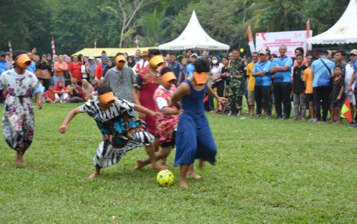 Lomba sepak bola pakai sarung