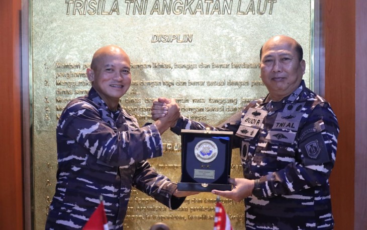 Ir Koarmada III Laksamana Pertama TNI Azil Sadagori Achmad saat memberikan cenderamata 
