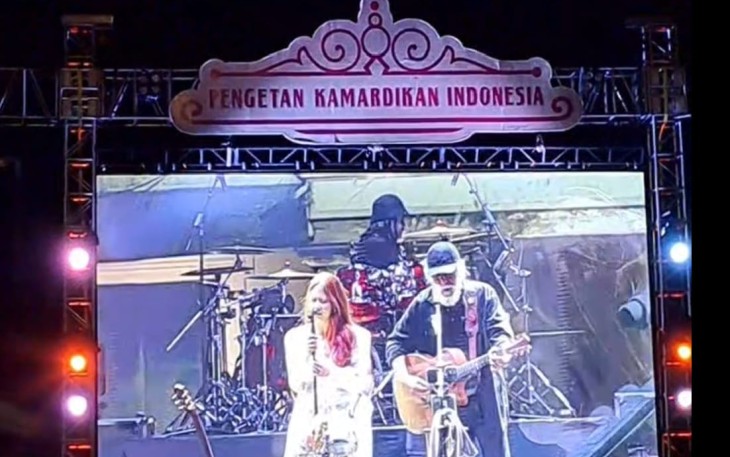 Penampilan Iwan Fals dan Nadin Amizah dalam Konser Dua Generasi Pengetan Kamardikan Indonesia, di Pamedan Pura Mangkunegaran, Solo, Minggu malam (18/8/2024)