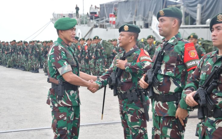 Pangdam VI Mulawarman Mayjen TNI Tri Budi Utomo menyambut kedatangan satgas pamtas RI-Malaysia Yonarmed 11 Kostrad, Selasa (20/8)