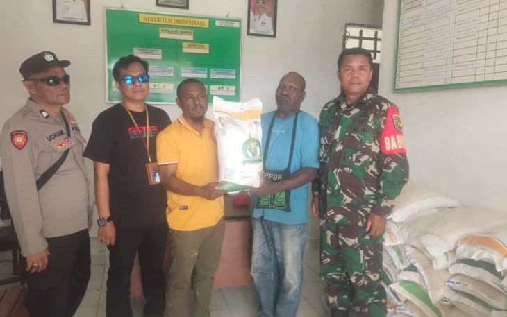 Babinsa Mapurujaya saat Dampingi Pendistribusian Beras Untuk Warga