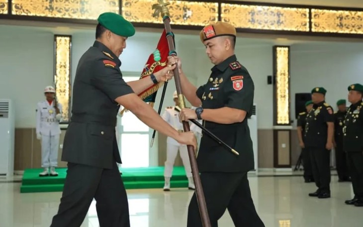 Pangdam VI Mulawarman Mayjen TNI Tri Budi Utomo menyerahkan tongkat komando Danyonarmed 18/Buritkang Mayor Arm Benny Budiman, S.A.P., di aula Makodam VI/Mlw, Senin (26/8)