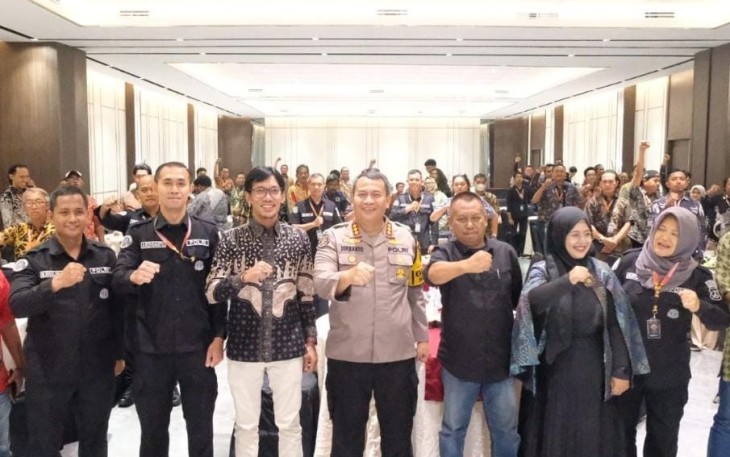Kabid Humas Polda Jatim Kombes Dirmanto saat sarasehan bersama awak media