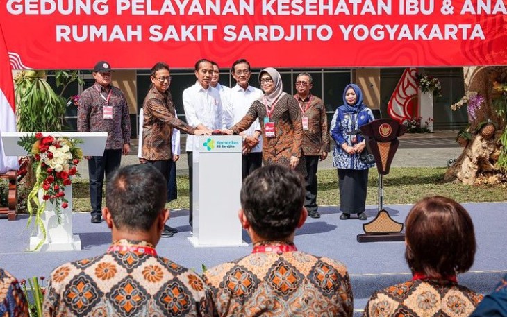 Menkes Budi Gunadi Sadikin mendampingi presiden Jokowi saat meresmikan gedung layanan ibu dan anak RSUP Dr Sardjito Yogyakarta, Rabu (28/8)