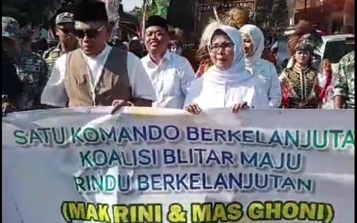 Mak Rini dan Mas Goni Diantar Rombongan Pawai Dadak Merak dan Para Jajaran Parpol Pengusungnya