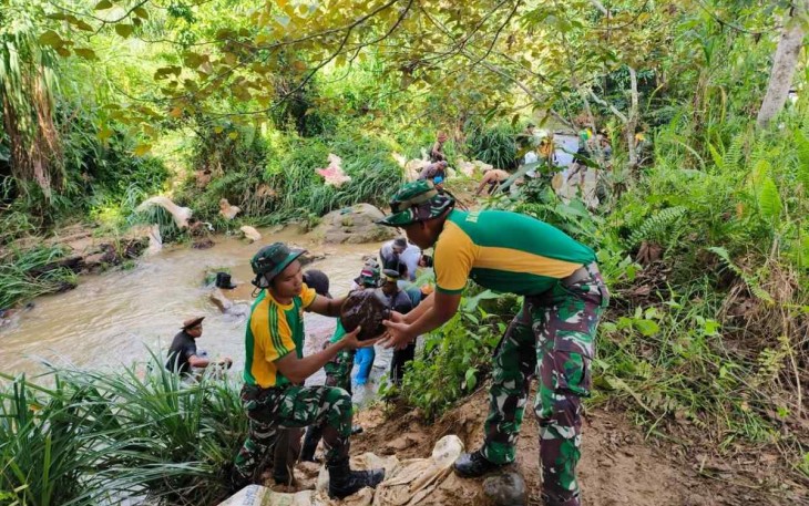 Bahu membahu bersama warga ambil batu untuk perbaikan jalan di perbatasan 
