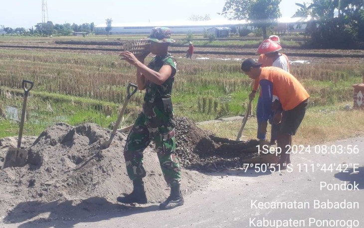 Kerja bakti bangun talud di wilayah desa binaan 